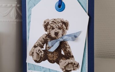 Hurra, Du bist da – Babykarte mit Teddy